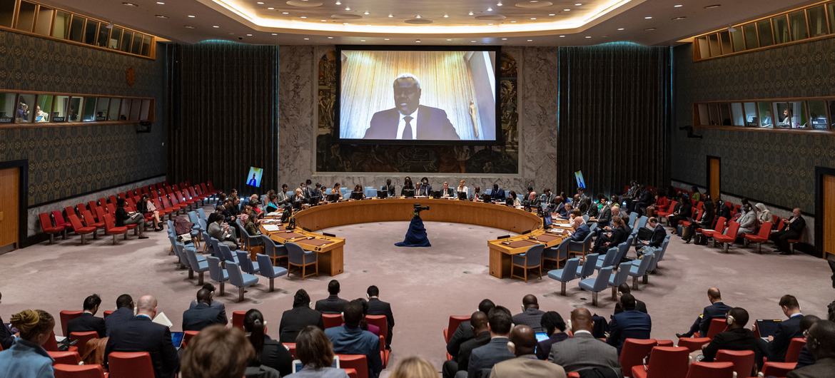 Moussa Faki Mahamat (di layar), Ketua Komisi Uni Afrika, menjelaskan pertemuan Dewan Keamanan tentang kerja sama antara PBB dan organisasi regional dan subregional dalam menjaga perdamaian dan keamanan internasional.